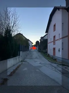 Zugang zur Praxis, der rote Pfeil zeigt den Eingang